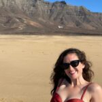 Victoria Martín Instagram - Fuerteventura es muy bonito. Lo que más me ha gustado es hacer de T en el aeropuerto para que ponga FUET. En la foto 2 estoy enfadada y llena de polvo porque a @nachoppardo se le ocurrió que era una gran idea montar en boggie. No lo era. Lo odié. Pero a los alemanes y nacho les encantó. En la foto 9 estoy posando delante de la casa de los winter que es espeluznante todo lo que cuentan de ella (miradlo). Da bastante miedo. Sinceramente, ojalá no volviera a trabajar jamás. No tengo interés ninguno. Besos y abrazos.