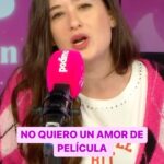 Victoria Martín Instagram - No quiero un amor de película, quiero un amor normal, una hipoteca a 30 años y saber qué va a pasar al día siguiente. No me des "emoción" dame PLACAS SOLARES. A veces, es más valiente quedarse que irse. 💜 Malas personas solo en @podimo_es