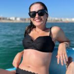 Victoria Martín Instagram - Esta foto me la hice la semana que fui la peor persona de internet, como si antes no lo fuera ya. Como no me ha valido la comedia, ahora voy a optar por la opción de hipersexualizarme. Con esta imagen me voy a tomar la libertad de citar a una de las mejores filósofas del siglo: yo. "Me gusta que el viento fresco me dé en la cara, y cuando digo viento quiero decir s*men". Besos a todas. El pie es de @nachoppardo por cierto, no estoy en un barco, estoy un patín de esos. Se pedaleó poco.