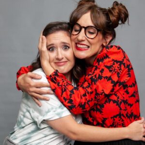 Victoria Martín Instagram - Esto es fuerte. Sinceramente, me llegas a decir hace un mes que iba a estar copresentando con un referente como @ana_morgade_oficial y te habría ap*ñalado por gracioso. Estoy contenta, no me sale ni ser despreciable. Eso si @vodafoneyu ya no vale despedirme que voy y os meo en el estudio. En la zona de los cables, que el material ese es caro. Besos.