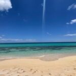 Victoria Martín Instagram - Fuerteventura es muy bonito. Lo que más me ha gustado es hacer de T en el aeropuerto para que ponga FUET. En la foto 2 estoy enfadada y llena de polvo porque a @nachoppardo se le ocurrió que era una gran idea montar en boggie. No lo era. Lo odié. Pero a los alemanes y nacho les encantó. En la foto 9 estoy posando delante de la casa de los winter que es espeluznante todo lo que cuentan de ella (miradlo). Da bastante miedo. Sinceramente, ojalá no volviera a trabajar jamás. No tengo interés ninguno. Besos y abrazos.