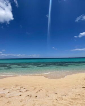 Victoria Martín Instagram - Fuerteventura es muy bonito. Lo que más me ha gustado es hacer de T en el aeropuerto para que ponga FUET. En la foto 2 estoy enfadada y llena de polvo porque a @nachoppardo se le ocurrió que era una gran idea montar en boggie. No lo era. Lo odié. Pero a los alemanes y nacho les encantó. En la foto 9 estoy posando delante de la casa de los winter que es espeluznante todo lo que cuentan de ella (miradlo). Da bastante miedo. Sinceramente, ojalá no volviera a trabajar jamás. No tengo interés ninguno. Besos y abrazos.