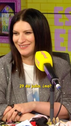 Victoria Martín Instagram - Esta semana nos DA ALGO porque tenemos a @laurapausini de invitada en Estirando el chicle 🤯 Hablamos de rupturas, de decirle a tu amiga que su novio es un pieza y de BODAS 👰💒💍 Que aquí en este programa se casa más de una, aunque no todas se sepan la fecha.

Lo tenéis ya disponible en @podimo_es, el domingo a las 13:00 en Youtube, Spotify y resto de sitios, todas a ver este programa bsssss