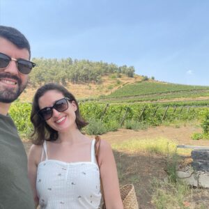 Victoria Martín Instagram - Nos hemos venido a Sicilia, una isla preciosa con mil cosas que ver, a realizar lo que podría hacer en cualquier otro sitio: CHUZARME. En la primera foto estoy en una especie de cata, porque hacemos planes de ancianos (los mejores), se supone que había únicamente que probar las 180 copas que te ponían, yo me las bebí porque el señor no lo explicó bien. En la segunda somos nosotros en una foto de amor verdadero: Babi y Hache en viejos. Las demás ya no me acuerdo. Por cierto, los pantalones esos se los copié a @lara_rlz porque no tengo personalidad en la moda y ella sí. PD: Sicilia es de las cosas más bonitas que he visto y, si investigas bien, cero cara. Eso sí, tienes que investigar porque si vas al turisteo te pegan unos palos que te dejan fina por pardilla. Besos y abrazos.
