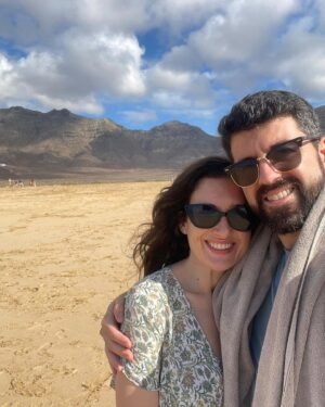 Victoria Martín Instagram - Fuerteventura es muy bonito. Lo que más me ha gustado es hacer de T en el aeropuerto para que ponga FUET. En la foto 2 estoy enfadada y llena de polvo porque a @nachoppardo se le ocurrió que era una gran idea montar en boggie. No lo era. Lo odié. Pero a los alemanes y nacho les encantó. En la foto 9 estoy posando delante de la casa de los winter que es espeluznante todo lo que cuentan de ella (miradlo). Da bastante miedo. Sinceramente, ojalá no volviera a trabajar jamás. No tengo interés ninguno. Besos y abrazos.