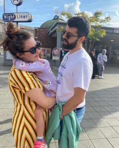Victoria Martín Instagram - Las dos personas que más quiero en el mundo, esos dos señores desconocidos del fondo. 💜