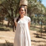 Victoria Martín Instagram - 1. Me atreví a pedir que me hicieran un cuadro al óleo de mi misma a caballo (by @pacopfr ) Mi sueño de megalómana. 2. Mi hermana y yo vestidas como dos malotas en Lanzarote. Preciosamente lamentable. 3. Yo montando el buggy al que fui coaccionada por Nacho Pardo. 4. Uno de los primeros vídeos que subí de Chica Fitness. 5. Haciéndo un sketch para el Wizink en el que nos quemaban por brujas. 6. Con una @sanmiguel_es fresquita. #PorLosQueSeAtreven #colabo