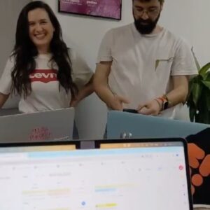 Victoria Martín Instagram - Malas Personas acaba de ganar un Ondas a mejor vídeo podcast y así estábamos en @livingprodu , casi nos cagamos vivos. Un proyecto hecho con gente que es la mejor y con la que currar es un sueño. Gracias @podimo_es y @podiumstudios por confiar en este proyecto y poner monedas. 💜💜💜💜

 Toda la peñita que somos en malas (los mejores) 

Produccion: @nachoppardo @fotolatria @dianadelu 
Guion: @guille_magan @lulagomezfem 
Realización y postpo: @_mx.visuals_ @sergiowoodprint 
Padre Carmen: @carmenromp 
Vestu: @perle.rebecca 
Maquillaje: @almudenagarbel 
Redes sociales: @susisga 
Fotos promocionales: @carlosvillarejo
En colaboración con: @agenciadegenyas 
En T1: @beapolom @marisa_perez_76 @yunezchaib 

Y también todas las personas que han pasado por el podcast a contar cuando fueron más gusanas.