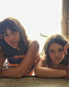 Victoria Maurette Instagram - Feliz cumple hijita Bella 🎂Te amamos, mas de lo que te imaginas. Sos buena amiga, buena persona, te preocupas por los demás, no me podría haber tocado mejor hija. Gracias Emma x todo lo que nos enseñas día a día. Te amamos infinito ❤️‍🔥