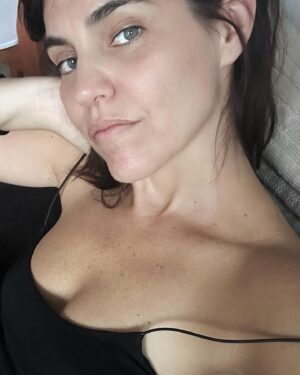 Victoria Maurette Instagram - Cuando la vida se acelera 
mantente cerca de tus raíces ❤️