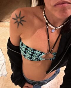 Victoria Maurette Instagram - Tu ropa tirada no queda tan mal🧚🏻‍♀️