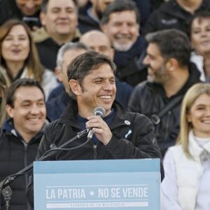 Victoria Onetto Instagram - Junto a @kicillofok y más de 35.000 compañeras y compañeros de toda la provincia de Buenos Aires, dejamos claro en el plenario de la militancia en Florencio Varela, que la Patria no se vende, ¡se defiende!
 
💬 Como dijo nuestro gobernador; “Venimos a manifestar el rechazo a los intereses que representa el gobierno de Milei, a su intolerancia y agresión. No vamos a permitir que pasen por encima de los derechos de la provincia de Buenos Aires. Vinimos a decirle NO a la LEY BASES, al DNU y al Pacto de Mayo. El único pacto que tiene la provincia de Buenos Aires es con su pueblo.”

Juntos vamos a seguir trabajando por una Patria soberana y vamos a construir una alternativa para el futuro de la Provincia y del país. 🇦🇷

#PlenarioDeLaMilitancia #LaPatriaNoSeVende #FrenemosLaLey

@crisalvarezrod @omar.furlan @lacorriente.ba @veronicamagario @marioseccook @andreswatsonok @andreslarroqueok @provinciaba @jesil_rey @estelaediaz @bianco.carli @augustocostaok @buonogianni @albertosileoniok @loreriesgo @pablourquizaok @reigadam @guzzoviviana
