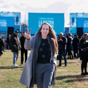 Victoria Onetto Instagram - Junto a @kicillofok y más de 35.000 compañeras y compañeros de toda la provincia de Buenos Aires, dejamos claro en el plenario de la militancia en Florencio Varela, que la Patria no se vende, ¡se defiende!
 
💬 Como dijo nuestro gobernador; “Venimos a manifestar el rechazo a los intereses que representa el gobierno de Milei, a su intolerancia y agresión. No vamos a permitir que pasen por encima de los derechos de la provincia de Buenos Aires. Vinimos a decirle NO a la LEY BASES, al DNU y al Pacto de Mayo. El único pacto que tiene la provincia de Buenos Aires es con su pueblo.”

Juntos vamos a seguir trabajando por una Patria soberana y vamos a construir una alternativa para el futuro de la Provincia y del país. 🇦🇷

#PlenarioDeLaMilitancia #LaPatriaNoSeVende #FrenemosLaLey

@crisalvarezrod @omar.furlan @lacorriente.ba @veronicamagario @marioseccook @andreswatsonok @andreslarroqueok @provinciaba @jesil_rey @estelaediaz @bianco.carli @augustocostaok @buonogianni @albertosileoniok @loreriesgo @pablourquizaok @reigadam @guzzoviviana