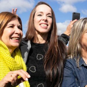 Victoria Onetto Instagram - Junto a @kicillofok y más de 35.000 compañeras y compañeros de toda la provincia de Buenos Aires, dejamos claro en el plenario de la militancia en Florencio Varela, que la Patria no se vende, ¡se defiende!
 
💬 Como dijo nuestro gobernador; “Venimos a manifestar el rechazo a los intereses que representa el gobierno de Milei, a su intolerancia y agresión. No vamos a permitir que pasen por encima de los derechos de la provincia de Buenos Aires. Vinimos a decirle NO a la LEY BASES, al DNU y al Pacto de Mayo. El único pacto que tiene la provincia de Buenos Aires es con su pueblo.”

Juntos vamos a seguir trabajando por una Patria soberana y vamos a construir una alternativa para el futuro de la Provincia y del país. 🇦🇷

#PlenarioDeLaMilitancia #LaPatriaNoSeVende #FrenemosLaLey

@crisalvarezrod @omar.furlan @lacorriente.ba @veronicamagario @marioseccook @andreswatsonok @andreslarroqueok @provinciaba @jesil_rey @estelaediaz @bianco.carli @augustocostaok @buonogianni @albertosileoniok @loreriesgo @pablourquizaok @reigadam @guzzoviviana