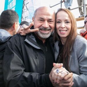 Victoria Onetto Instagram - Junto a @kicillofok y más de 35.000 compañeras y compañeros de toda la provincia de Buenos Aires, dejamos claro en el plenario de la militancia en Florencio Varela, que la Patria no se vende, ¡se defiende!
 
💬 Como dijo nuestro gobernador; “Venimos a manifestar el rechazo a los intereses que representa el gobierno de Milei, a su intolerancia y agresión. No vamos a permitir que pasen por encima de los derechos de la provincia de Buenos Aires. Vinimos a decirle NO a la LEY BASES, al DNU y al Pacto de Mayo. El único pacto que tiene la provincia de Buenos Aires es con su pueblo.”

Juntos vamos a seguir trabajando por una Patria soberana y vamos a construir una alternativa para el futuro de la Provincia y del país. 🇦🇷

#PlenarioDeLaMilitancia #LaPatriaNoSeVende #FrenemosLaLey

@crisalvarezrod @omar.furlan @lacorriente.ba @veronicamagario @marioseccook @andreswatsonok @andreslarroqueok @provinciaba @jesil_rey @estelaediaz @bianco.carli @augustocostaok @buonogianni @albertosileoniok @loreriesgo @pablourquizaok @reigadam @guzzoviviana