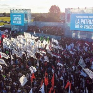 Victoria Onetto Instagram - Junto a @kicillofok y más de 35.000 compañeras y compañeros de toda la provincia de Buenos Aires, dejamos claro en el plenario de la militancia en Florencio Varela, que la Patria no se vende, ¡se defiende!
 
💬 Como dijo nuestro gobernador; “Venimos a manifestar el rechazo a los intereses que representa el gobierno de Milei, a su intolerancia y agresión. No vamos a permitir que pasen por encima de los derechos de la provincia de Buenos Aires. Vinimos a decirle NO a la LEY BASES, al DNU y al Pacto de Mayo. El único pacto que tiene la provincia de Buenos Aires es con su pueblo.”

Juntos vamos a seguir trabajando por una Patria soberana y vamos a construir una alternativa para el futuro de la Provincia y del país. 🇦🇷

#PlenarioDeLaMilitancia #LaPatriaNoSeVende #FrenemosLaLey

@crisalvarezrod @omar.furlan @lacorriente.ba @veronicamagario @marioseccook @andreswatsonok @andreslarroqueok @provinciaba @jesil_rey @estelaediaz @bianco.carli @augustocostaok @buonogianni @albertosileoniok @loreriesgo @pablourquizaok @reigadam @guzzoviviana