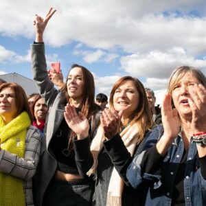 Victoria Onetto Instagram - Junto a @kicillofok y más de 35.000 compañeras y compañeros de toda la provincia de Buenos Aires, dejamos claro en el plenario de la militancia en Florencio Varela, que la Patria no se vende, ¡se defiende!
 
💬 Como dijo nuestro gobernador; “Venimos a manifestar el rechazo a los intereses que representa el gobierno de Milei, a su intolerancia y agresión. No vamos a permitir que pasen por encima de los derechos de la provincia de Buenos Aires. Vinimos a decirle NO a la LEY BASES, al DNU y al Pacto de Mayo. El único pacto que tiene la provincia de Buenos Aires es con su pueblo.”

Juntos vamos a seguir trabajando por una Patria soberana y vamos a construir una alternativa para el futuro de la Provincia y del país. 🇦🇷

#PlenarioDeLaMilitancia #LaPatriaNoSeVende #FrenemosLaLey

@crisalvarezrod @omar.furlan @lacorriente.ba @veronicamagario @marioseccook @andreswatsonok @andreslarroqueok @provinciaba @jesil_rey @estelaediaz @bianco.carli @augustocostaok @buonogianni @albertosileoniok @loreriesgo @pablourquizaok @reigadam @guzzoviviana