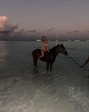 Victoria Spence Instagram - The most special morning 🥹🫶🏻

Every morning the race horses are taken to the beach at sunrise to roll in the sand, have a swim and get bathed. 🌅

We got talking to one of the guys and he asked if I wanted to get in, and next minute his hands were out ready to push me onto the horse😅 my heart was in my mouth at first, but it was the most precious experience! I’ll literally never forget it🥹

To top it off, he told me the horse was called Jerusalema after the song, which if you’ve been here a while, you’ll know my obsession with that song- one of my faves ever!🥲

I’ll remember this morning forever ❤️ 
@mikesingym can we get a horse?!
#barbados#corememory