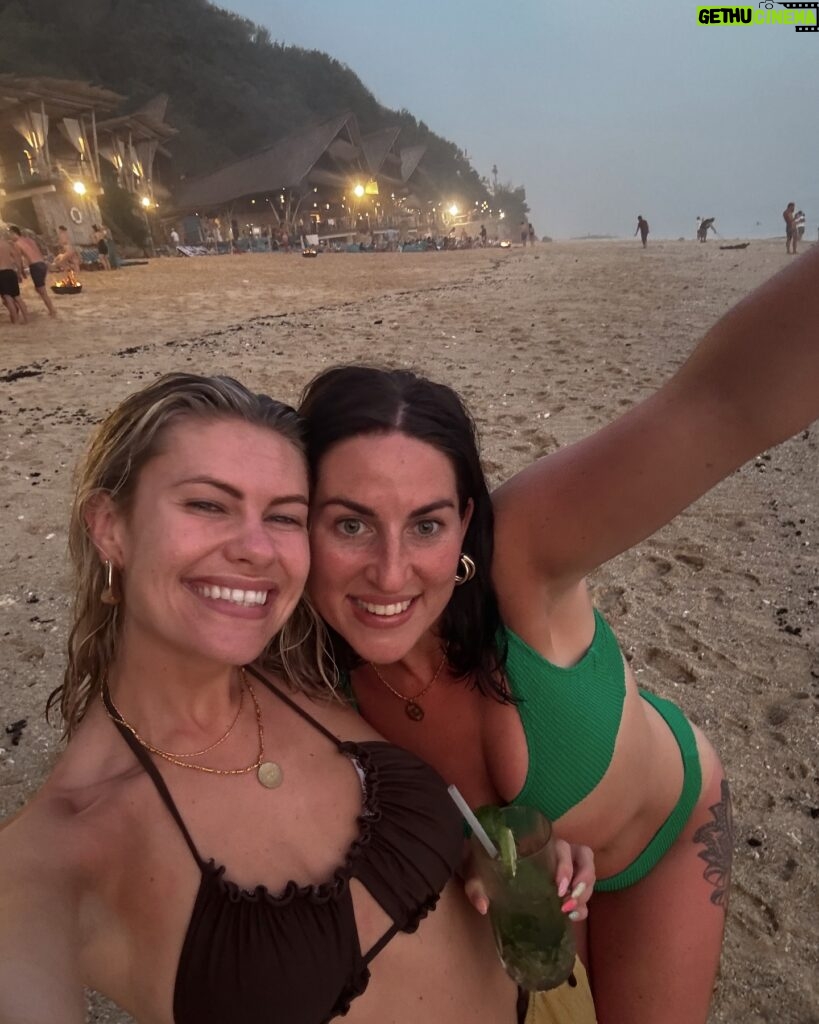 Victoria Spence Instagram - One of my favourite things about my 20s has been deep diving into so many different places, cultures & people and slowly curating my character and mindset from my favourite lessons from each. 🫶🏻 The last of the Uluwatu memories before I promise to stfu about Bali 🙂‍↕️🌴 #memories #bali