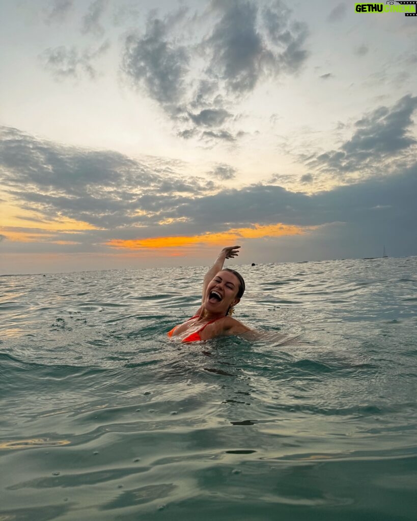 Victoria Spence Instagram - I'll forever be the kind of girl who falls in love with every sunset 🥹🌅🌊🌺 The final Bali sunset was special! I haven't felt this at peace in my heart and mind for a while and I'm feeling so so grateful for it all! 🙏🏼 Swipe to the end for the BEST sunset surprise 😭 #sunset #bali #bestfriend