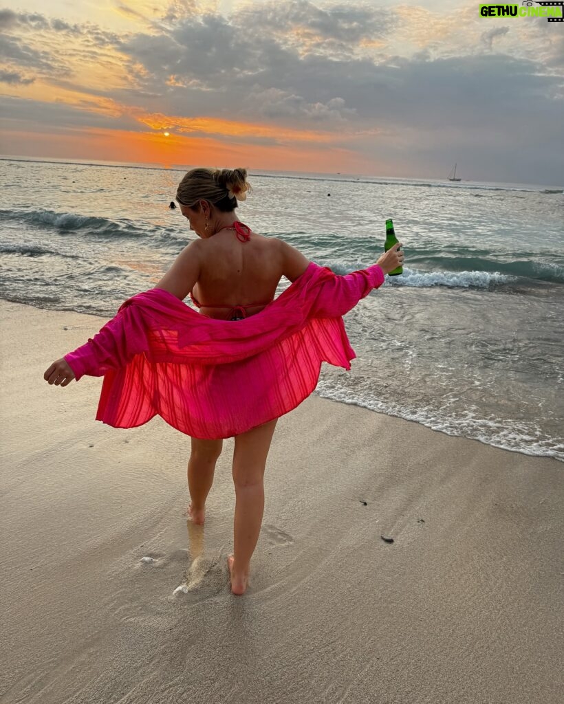Victoria Spence Instagram - I'll forever be the kind of girl who falls in love with every sunset 🥹🌅🌊🌺 The final Bali sunset was special! I haven't felt this at peace in my heart and mind for a while and I'm feeling so so grateful for it all! 🙏🏼 Swipe to the end for the BEST sunset surprise 😭 #sunset #bali #bestfriend