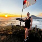Victoria Spence Instagram - Mount Batur for sunrise with my childhood best friend is a memory ill savour forever 🫶🏻🌅🥹 swipe to see our visitor on the way down🙊 I swore I’d never do it again after last year, but it turned out to be way easier when I didn’t have the 💩’s , although whoever rated it easy to moderate on google- are you alright?! 🥲 If you’re coming to Bali, I promise the 1:30am wake up is worth the views from The top 🫶🏻#bali #mountbatur #friendship