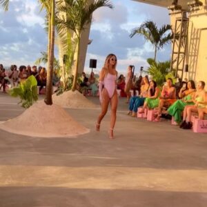 Victoria Unikel Instagram - One of my favorite fashion shows and after parties with Ne-Yo @neyo during Miami Swim Week by @prettylittlething 👏👏👏🔥🔥🔥thx for the cute gifts 🎁 

#miamiswimweek2022