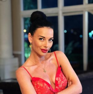 Victoria Unikel Instagram - ♥️ Red - the color of bravery and strength. We chose red as color for my new TV channel Gossip Stone TV @gossipstone.tv where you always find everything bold and beautiful - ‘courageous’ entertainment at its best!

September ‘22 
Stay tuned ♥️