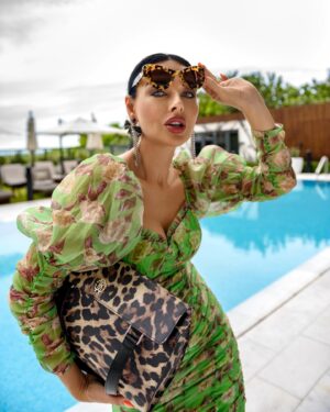 Victoria Unikel Instagram - Probably the last of my “simple” looks 😁😁😁

Style & pics @sashablaim
