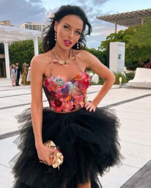 Victoria Unikel Instagram - Miami Fashion Week @miamifashionweek day 4🔥 
Collection by Naeem Khan @naeemkhannyc you can see it in the carousel 👉 
This show was at a very unique place in Miami - Frost Museum of Science @frostscience 

And the little golden clutch in my hand (my favorite) by A-list celebrity designer Laurel DeWitt @laureldewitt 😘💖💖💖