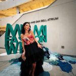 Victoria Unikel Instagram - Miami Fashion Week @miamifashionweek day 4🔥 Collection by Naeem Khan @naeemkhannyc you can see it in the carousel 👉 This show was at a very unique place in Miami - Frost Museum of Science @frostscience And the little golden clutch in my hand (my favorite) by A-list celebrity designer Laurel DeWitt @laureldewitt 😘💖💖💖