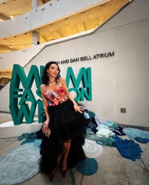 Victoria Unikel Instagram - Miami Fashion Week @miamifashionweek day 4🔥 
Collection by Naeem Khan @naeemkhannyc you can see it in the carousel 👉 
This show was at a very unique place in Miami - Frost Museum of Science @frostscience 

And the little golden clutch in my hand (my favorite) by A-list celebrity designer Laurel DeWitt @laureldewitt 😘💖💖💖