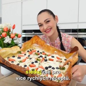 Viktorie Hrazdílková Instagram - Už jsi někdy zkoušel/a tuto MEGA pečenou palačinku? Aneb takový TIP co upéct na Den MATEK ❤️ 

MEGA PALAČINKA 🤩👩‍🍳🧑‍🍳 

🥞 6 vajec M
🥞 200g hladké mouky
🥞 320g mléka
🥞 20g másla
🥞 špetka soli
🥞 vanilka 

Postup: Vytvoř těsto z celých vajec, mléka, mouky, špetky soli a vanilky. Na plech dej máslo a dej předehřát na 220°C. Jakmile je trouba na této teplotě, vylij na rozpuštěné máslo těsto a peč přesně 15 minut. Palačinka dostane naprosto úžasnou MEGA velikost a ozdobit si ji můžeš dle chuti - já dala vanilkovou šlehačku, jahody 🍓 a borůvky 🫐 a bylo to naprosto DOKONALÉ 🥰😋. 

Baví tě mé recepty?👩‍🍳 Podpoř mou tvorbu ❤, sdílením a milým komentem 🥰. 

Chceš mít mé rychlé recepty přehledně a pohromadě 👉 podpoř mou tvorbu a objednej si mou NOVOU kuchařku jen za 169 Kč na webu 𝗳𝗶𝘁𝘃𝗶𝗸𝗶.𝗰𝘇 👩‍🍳📖😋 

Chceš začít cvičit doma a efektivně? Mrkni na web 𝗳𝗶𝘁𝘃𝗶𝗸𝗶.𝗰𝘇 a začni se mnou cvičit podle VIP členství 💪❤️. 

Nutriční hodnoty 1/4 palačinky:
(*neobložené)
B: 18,6g
S: 41,25g
T: 14,5g
370 kcal 

#crepes #denmatek #dezert #palacinky #snidane #pancake #dnessnidam #dutchpancake #svacina #bilkoviny #snack #weightlossfood #dnesjim #dnesjem #jahody #boruvky #zdravevareni #zdravejidlo #zdravyrecept #rychlyrecept #rychlejidlo #dnesjimfit #recept #foodlover #inspirace #motivace #czechfitnessgirl #hubnuti #fitnesscz #weightlossrecipes