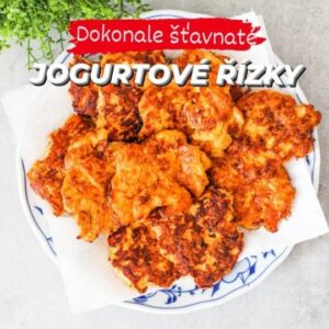 Viktorie Hrazdílková Instagram - Tyto řízečky mi snad chutnají i víc, jak klasika 👉 jsou totiž dokonale šťavnaté a nemusíte se "drbat" s trojobalem 🤣😋😇

JOGURTOVO-SÝROVÉ ŘÍZEČKY 😋👨‍🍳👩‍🍳

🧀 500g kuřecího masa
🧀 2 vejce
🧀 50g strouhaného sýru
🧀 2 PL jogurtu
🧀 1 PL mouky
🧀 1/2 ČL soli
🧀 1 ČL sušeného česneku
🧀 1 ČL mleté sladké papriky
🧀 4 PL oleje

Postup: Kuřecí maso nakrájej na tenké malé nudličky. Maso osol, přidej česnek a mletou papriku, zamíchej. Dále přidej vejce, sýr, mouku a jogurt. Vše spoj. Na rozpáleném oleji tvoř menší řízečky (čím menší budou, tím lépe se ti pak budou obracet, mě vyšlo 12ks) a smaž pozvolna dozlatova z obou stran. Po usmažení dej řízečky na talíř s ubrouskem, aby z řízků vykapal přebytečný tuk. Skvělé jsou jak teplé, tak i po studenu 😋👩‍🍳👨‍🍳.

Baví tě mé recepty?👩‍🍳 Podpoř mou tvorbu ❤, sdílením a milým komentem 🥰.

Chceš mít mé rychlé recepty přehledně a pohromadě 👉 objednej si mou kuchařku jen za 159 Kč na webu 𝗳𝗶𝘁𝘃𝗶𝗸𝗶.𝗰𝘇 👩‍🍳📖😋

Nutriční hodnoty 1 řízečku (orientačně):
B: 12,5g
S: 1,76g
T: 5,8g
109 kcal

#rizky #schnitzel #obed #jogurtoverizky #jogurt #syr #syroverizky #rezne #toprecepty #dnesobedvam #dnesobedvam #lunch #stavnaterizky #foohack #francouszkerizky #zdravejidlo  #rychlyrecept #dnesjim #dnesjem #jedlo #zdravyzivotnistyl #healthyfood #jidlo #recept #rychlerecepty #zdraverecepty  #inspirace #motivace #czechfitnessgirl #fitnesscz