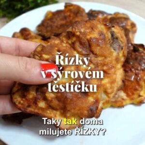 Viktorie Hrazdílková Instagram - Jaké řízky jsou tvoje NEJ ⁉️🤤 

ŘÍZKY V SÝROVÉM TĚSTÍČKU 👩‍🍳👨‍🍳😋 

🧀 400g krůtího / kuřecího masa
🧀 2 vejce
🧀 5 PL mléka
🧀 4 PL hladké mouky
🧀 1 ČL sušeného česneku
🧀 50g tvrdého sýru
🧀 sůl
🧀 olej ve spreji 

Postup: Kuřecí nebo krůtí maso naklepej a nasol. V misce smíchej vejce, mléko a poté přidej mouku, sušený česnek a strouhaný sýr. Ve vzniklém těstíčku obaluj jednotlivé řízky a smaž na pánvi s olejem (stačí fakt jen kvalitní teflonovou pánev postříkat olejem). Smaž spíše na mírném plamenu pozvolna z obou stran🤤😋❤️. 

Baví tě mé recepty?👩‍🍳 Podpoř mou tvorbu ❤, sdílením a milým komentem 🥰. 

Chceš mít mé rychlé recepty přehledně a pohromadě 👉 podpoř mou tvorbu a objednej si mou NOVOU kuchařku jen za 169 Kč na webu 𝗳𝗶𝘁𝘃𝗶𝗸𝗶.𝗰𝘇 👩‍🍳📖😋 

Chceš začít cvičit doma a efektivně? Mrkni na web 𝗳𝗶𝘁𝘃𝗶𝗸𝗶.𝗰𝘇 a začni se mnou cvičit podle VIP členství 💪❤️. 

Nutriční hodnoty 1 (1/5) řízku:
B: 26,4g
S: 7,34g
T: 6,98g
198 kcal 

#rizky #schnitzel #obed #syr #syroverizky #syrovetesticko #cheese #rezne #nedele #toprecepty #foodhack #dnesobedvam #dnesobedvam #lunch #stavnaterizky #foodhack #nejlepsirizky #zdravejidlo #rychlyrecept #dnesjim #dnesjem #jedlo #jidlo #recept #rychlerecepty #zdraverecepty #inspirace #motivace #czechfitnessgirl #fitnesscz