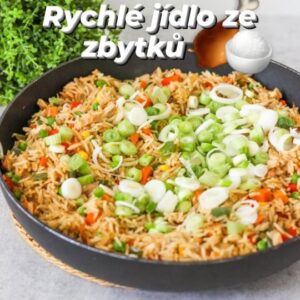Viktorie Hrazdílková Instagram - České nebo italské? Já se musím přiznat, že byť italskou 🇮🇹 kuchyni miluju 🍕🍝, co se týče rizota, dávám přednost tý "český verzi" 🇨🇿 😇 #jsembarbar 🤣😋❤️ 

ČESKÉ "RIZOTO" 🍚👨‍🍳👩‍🍳

🍗 zbytek kuřete (stehno)
🍗 1 cibule
🍗 1/2 červené papriky
🍗 1/2 zelené papriky
🍗 směs mražené zeleniny
🍗 uvařená rýže
🍗 cca 3 lžíce sójovky
🍗 jarní cibulka
🍗 olej

Postup: Na pánvi na troše oleje orestuj nakrajenou cibuli, poté přidej nakrájenou papriku a také zarestuj. Následně přidej na malé kousky nakrájený zbytek kuřete, případně hrst mražené zeleniny, zamíchej. Nakonec přidej uvařenou rýži a dochuť sójovkou. Můžeš přidat i jarní cibulku a nebo pěkně nastrouhaný eidam a kyselou okurku 😅😋👌👩‍🍳👨‍🍳❤️.

Baví tě mé recepty? Podpoř mou tvorbu ❤, sdílením a milým komentem 🥰.

Chceš mít mé rychlé recepty přehledně a pohromadě 👉 objednej si mou kuchařku jen za 149 Kč (už jen do konce června) na webu 𝗳𝗶𝘁𝘃𝗶𝗸𝗶.𝗰𝘇 👩‍🍳📖😋

Nutriční hodnoty 1 porce:
B: 28,5g
S: 60,5g
T: 6,2g
412 kcal

#rizoto #ceskerizoto #ryze #kure #vecere #dnesvecerim #rychlavecere #obed #fitnesscz #bilkoviny #dinner #jidlo #dnesjim #food #rychlerecepty #slane #czechfitnessgirl #jidlozezbytku #zdravyzivotnistyl #recepty #czechgirl #jedlo #jidlo #toprecepty #foodblogger #foodlover #inspirace #motivace #recept