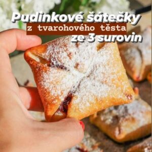 Viktorie Hrazdílková Instagram - TIP na víkendové pečení ❤️ 😋👌

PUDINKOVÉ ŠÁTEČKY 
- z tvarohového těsta

🥚 1 tvaroh
🥚 1 kostka tuku 
🥚 250g mouky
🥚 vejce na potření
🥚 náplň: pudink, džem

Postup: Smíchej mouku, tuk a tvaroh (1:1:1) a vypracuj těsto, které dej na chvíli do lednice (stačí 10 min) a mezitím si uvař vanilkový pudink. Těsto rozválej do tvaru obdélníku a nakrájej na 16 menších čtverečků. Jednotlivé čtverečky potři vejcem, přidej pudink a džem a zabl dle video postupu do šátečku. Dej péct na 180°C / 20 min 🤤👌❤️.

A pokud si chceš pořídit taky krásné nové zástěrky, díky spolupráci s @vondrakdesign můžeš do 8. 11. využít kód: VIKI20 na nákup z jejich eshopu s
 -20% slevou 👩‍🍳👨‍🍳❤️

Baví tě mé recepty?👩‍🍳 Podpoř mou tvorbu ❤, sdílením a milým komentem 🥰.

Chceš mít mé rychlé recepty přehledně a pohromadě 👉 podpoř mou tvorbu a objednej si mou NOVOU kuchařku nyní jen za 169 Kč na webu 𝗳𝗶𝘁𝘃𝗶𝗸𝗶.𝗰𝘇 👩‍🍳📖😋

Nutriční hodnoty 1 ks (1/16) : 
B: 5,6g
S: 18,1g
T: 12,6g
208 kcal

#pudink #tvaroh #tvarohovesatecky #pudinkovesatecky #dnespecu #bilkoviny #foodhack #dnesjim #dnesjem #foodporn #jidlo #dezert  #bezcukru #zdravevareni #dnesjim #dnesjem #zdravejidlo #zdravyrecept #rychlyrecept #rychlejidlo #dnesjimfit #vareni #jedlo #recept #foodlover #foodblogger #inspirace #motivace #czechfitnessgirl #fitnesscz