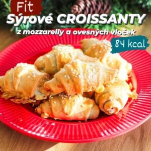 Viktorie Hrazdílková Instagram - Tohle se ti bude hodit 👌😋...

FIT SÝROVÉ CROISSANTY 😋👨‍🍳👩‍🍳

🥐 1 mozzarella light
🥐 1 menší vejce
🥐 120g ovesné mouky
🥐 špetka soli
🥐 30g strouhaného sýru
🥐 vejce na potření
🥐 sezam

Postup: Mozzarellu rozmixuj společně s vejcem a solí do hladké konzistence. K této směsi přidej ovesnou mouku a zpracuj v nelepivé těsto. Těsto rozválej do obdélníku, posypej sýrem a nařež na trojúhelníky (viz video). Z jednotlivých trojúhelníků tvoř 🥐 které ještě potři vejcem, posypej sezamem a dej péct na 200°C/ 15 min 😋👌👩‍🍳👨‍🍳. 

Recept vznikl ve spolupráci s @myproteincz kde seženeš nejlepší ovesnou mouku pod názvem "Instant Oats"👌❤️👩‍🍳👨‍🍳🛒.

Baví tě mé recepty?👩‍🍳 Podpoř mou tvorbu ❤, sdílením a milým komentem 🥰.

Chceš mít mé rychlé FIT vánoční s silvestrovské recepty přehledně a pohromadě 👉 objednej si mou VÁNOČNÍ kuchařku jen za 99 Kč na webu 𝗳𝗶𝘁𝘃𝗶𝗸𝗶.𝗰𝘇 👩‍🍳📖😋

Nutriční hodnoty 1 croissantu (1/9): 
B: 5g
S: 8,6g
T: 3,3g
84 kcal

#silvestr #croissanty #minicroissanty #mozzarella #domacicroissanty #vanoce #bezmouky #zdravecukrovi #zdravejidlo #croissant #protebe #hubnuti #xmastreat #zdraverecepty #jedlo #jidlo #rychlerecepty #healthyfood #dnesjim #dnesjem #snack #dnesjimfit #fitnessjidlo #tiktokhack #foodblogger #foodlover #inspirace #motivace #czechfitnessgirl #fitnesscz