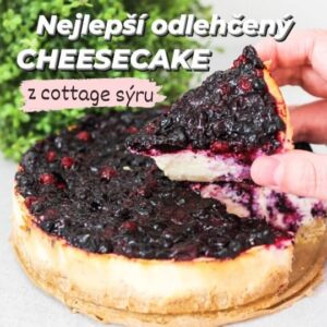Viktorie Hrazdílková Instagram - Tak tento recept na dokonale krémový a přesto odlehčený CHEESECAKE musíš taky vyzkoušet 🤤👌😋❤️

COTTAGE CHEESECAKE 😋🫐👩‍🍳👨‍🍳

Korpus:
🍪 60g Bebe sušenek
🍪 40g ovesných vloček
🍪 30g másla

Krém:
🥚 400g cottage sýru
🥚 2 vejce
🥚 50g cukru (erythritolu)
🥚 citronová kůra
🥚 1PL škrobu

Ovocná vrstva:
🫐 150g ovocné mražené směsi
🫐 1PL džemu
🫐 šťava z citronu
🫐 1 ČL škrobu s 2 PL vody

Postup: Sušenky a vločky rozmixuj. Rozmixovanou směs smíchej s rozpuštěným máslem. Směs upěchuj do dortové formy (průměr 18 cm) – formu vylož pečícím papírem ☝️. Suroviny na krém smíchej dohromady a rozmixuj do hladkého krému. Krém opatrně vlij na sušenkovo-ovesný základ a dej péct do předem vyhřáté trouby na 170°C (bez horkovzduchu a bez vodní lázně) na cca 35 až 40 min. Po upečení nechej cheesecake vychladnout při pokojové teplotě. Mezitím si připrav ovocnou vrstvičku. Do rendlíčku dej mraženou ovocnou směs, ovocný džem a trochu šťávy z citronu. Nechej přijít k varu a poté přidej ještě škrob smíchaný s vodou, který směs zahustí. Ovocnou směs rozetři na vychladlý cheesecake, nechej vychladnout & vychutnávej 😋👨‍🍳👩‍🍳.

Recept vznikl ve spolupráci se značkou @pennymarketcz kde levně nakoupíš veškeré suroviny potřebné na přípravu cheesecaku 🛒💰👍❤️.

Baví tě mé recepty?👩‍🍳 Podpoř mou tvorbu ❤, sdílením a milým komentem 🥰.

Chceš mít mé rychlé recepty přehledně a pohromadě 👉 objednej si mou kuchařku jen za 149 Kč (už jen do konce týdne) na webu 𝗳𝗶𝘁𝘃𝗶𝗸𝗶.𝗰𝘇 👩‍🍳📖😋

Nutriční hodnoty velkého ks (1/6):
B: 11,6g
S: 19,2g
T: 11,9g
230 kcal

#cheesecake #zdravejidlo #snidane #dnessnidam #snidane #cottage #boruvkovycheesecake #dnesjim #dnesjem #dezert #zdravejidlo #sladke #zdravyzivotnistyl #healthyfood #jidlo #dessert #sladkasnidane #recept #boruvky #bilkoviny #foodlover #foodie #rychlerecepty #zdraverecepty #foodblogger #inspirace #motivace #czechfitnessgirl #fitnesscz #zdravydezert