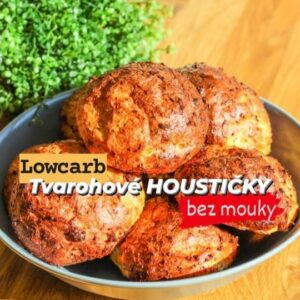 Viktorie Hrazdílková Instagram - Vyzkoušíš? 🙋‍♀️🙋‍♂️❤️ 

TVAROHOVÉ BULKY 👩‍🍳👨‍🍳🍔 

🍔 500g nízkotučného tvarohu
🍔 4 menší vejce
🍔 1 plochá ČL soli soli
🍔 4 PL chia semínek
🍔 1 PL dýňových semínek
🍔 1 PL slunečnicových semínek
🍔 4 PL psyllia 

Postup: Smíchej tvaroh, vejce, sůl, semínka a psyllium. Zamíchej a nechej odležet cca 10 až 15 min (těsto krásně zhoustne). Z těsta vytvoř 8 houstiček a dej na pečící papír (můžeš posypat i sezamem). Bulky pečeš v předem vyhřáté troubě na 180°C cca 40 min 👨‍🍳👩‍🍳😋. 

Baví tě mé recepty?👩‍🍳 Podpoř mou tvorbu ❤, sdílením a milým komentem 🥰. 

Chceš cvičit jako já? Přidej se do VIP členství, kde na tebe čeká 400  celých cvičebních lekcí na doma 💪❤️. 

Chceš mít mé rychlé recepty přehledně a pohromadě 👉 podpoř mou tvorbu a objednej si mou NOVOU kuchařku jen za 169 Kč na webu 𝗳𝗶𝘁𝘃𝗶𝗸𝗶.𝗰𝘇 👩‍🍳📖😋 

Nutriční hodnoty 1 bulky:
B: 12,9g
S: 4,5g
T: 6,2g
125 kcal 

#housky #tvaroh #fitness #lowcarb #dnesvecerim #burger #vecere #dinner #bezmouky #dnesjim #dnesjem #dnespecu #dnesjimfit #zdravejidlo #healthyfood #zdravevareni #jidlo #food #hubnuti #domacipecivo #recept #foodlover #foodie #zdraverecepty #foodblogger #inspirace #motivace #czechfitnessgirl #zalepsija #tvarohovepecivo