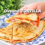 Viktorie Hrazdílková Instagram - Co dáváš do tortilly nejraději ty? 🌯😋 Nechej koment a vyzkoušej tuto ovesnou tortillu ❤️ OVESNÁ TORTILLA 😋👨‍🍳👩‍🍳 🌯 50g ovesných vloček 🌯 50g mléka 🌯 1 vejce 🌯 špetka soli 🌯 cuketa 🌯 šunka, sýr, kečup 🌯 olej ve spreji Postup: Do mixéru dej mléko, vejce, ovesné vločky, špetku soli a rozmixuj. Pánev lehce postříkej olejem a přidej na plátky nakrájenou cuketu. Následně zalij ovesnou směsí a opékej na středním plamenu cca 5 minut, poté obrať. Placku potři kečupem, přidej šunku, sýr a přelož. Nakrájej a vychutnávej 😋. Recept vznikl ve spolupráci se značkou @myproteincz kde do zítřejší půlnoci nakoupíš s -40% slevou s kódem: VIKI 🛒❤️. Baví tě mé recepty?👩‍🍳 Podpoř mou tvorbu ❤, sdílením a milým komentem 🥰. Chceš mít mé rychlé recepty přehledně a pohromadě 👉 objednej si mou kuchařku jen za 159 Kč na webu 𝗳𝗶𝘁𝘃𝗶𝗸𝗶.𝗰𝘇 👩‍🍳📖😋 Nutriční hodnoty celé porce: B: 30,6g S: 40,6g T: 16,8g 436 kcal #myprotein #tortilla #snidane #zdravasnidane #ovesnevlocky #dnessnidam #ovesnatortilla #bilkoviny #vecere #zdravavecere #tortillahack #dnesvecerim #svacina #zdravasvacina #viralfood #foodhack #fitnessrecept #zdravejidlo #rychlyrecept #dnesjim #dnesjem #healthyfood #jidlo #recept #rychlerecepty #zdraverecepty #inspirace #motivace #czechfitnessgirl #fitnesscz