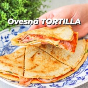 Viktorie Hrazdílková Instagram - Co dáváš do tortilly nejraději ty? 🌯😋 Nechej koment a vyzkoušej tuto ovesnou tortillu ❤️

OVESNÁ TORTILLA 😋👨‍🍳👩‍🍳

🌯 50g ovesných vloček
🌯	50g mléka
🌯 1 vejce
🌯 špetka soli
🌯 cuketa
🌯 šunka, sýr, kečup
🌯 olej ve spreji

Postup: Do mixéru dej mléko, vejce, ovesné vločky, špetku soli a rozmixuj. Pánev lehce postříkej olejem a přidej na plátky nakrájenou cuketu. Následně zalij ovesnou směsí a opékej na středním plamenu cca 5 minut, poté obrať. Placku potři kečupem, přidej šunku, sýr a přelož. Nakrájej a vychutnávej 😋.

Recept vznikl ve spolupráci se značkou @myproteincz kde do zítřejší půlnoci nakoupíš s -40% slevou s kódem: VIKI 🛒❤️.

Baví tě mé recepty?👩‍🍳 Podpoř mou tvorbu ❤, sdílením a milým komentem 🥰.

Chceš mít mé rychlé recepty přehledně a pohromadě 👉 objednej si mou kuchařku jen za 159 Kč na webu 𝗳𝗶𝘁𝘃𝗶𝗸𝗶.𝗰𝘇 👩‍🍳📖😋

Nutriční hodnoty celé porce:
B: 30,6g
S: 40,6g
T: 16,8g
436 kcal

#myprotein #tortilla #snidane #zdravasnidane #ovesnevlocky #dnessnidam #ovesnatortilla #bilkoviny #vecere #zdravavecere #tortillahack #dnesvecerim #svacina #zdravasvacina #viralfood #foodhack #fitnessrecept #zdravejidlo #rychlyrecept #dnesjim #dnesjem #healthyfood #jidlo #recept #rychlerecepty #zdraverecepty #inspirace #motivace #czechfitnessgirl #fitnesscz