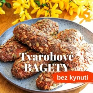 Viktorie Hrazdílková Instagram - Kdo taky vyzkouší 👩‍🍳🧑‍🍳 ❓️ 

SEMÍNKOVÉ BAGETY 😋👩‍🍳🧑‍🍳 

🥖 300g tvarohu
🥖 150g špaldové mouky
🥖 15g kypřícího prášku
🥖 100ml vody
🥖 20g psyllia
🥖 špetka soli
🥖 semínka: lněné, dýňové, chia, slunečnicové 

Postup: Všechny suroviny, krom semínek, smíchej a vypracuj těsto, které rozdělíš na 4 díly. Z každého dílů vytvaruj bagetku a následně obal ve směsi semínek. Takto připravené bagetky dej péct do předem vyhřáté trouby na 220°C/30 min 👩‍🍳🧑‍🍳😋🥖👌❤️. 

Baví tě mé recepty?👩‍🍳 Podpoř mou tvorbu ❤, sdílením a milým komentem 🥰. 

Chceš mít mé rychlé recepty přehledně a pohromadě 👉 podpoř mou tvorbu a objednej si mou NOVOU kuchařku jen za 169 Kč na webu 𝗳𝗶𝘁𝘃𝗶𝗸𝗶.𝗰𝘇 👩‍🍳📖😋 

Chceš začít cvičit doma a efektivně? Mrkni na web 𝗳𝗶𝘁𝘃𝗶𝗸𝗶.𝗰𝘇 a začni se mnou cvičit podle VIP členství 💪❤️. 

Nutriční údaje jídel na 1 bagetky:
B: 17g
S: 27g
T: 5,65g
227 kcal 

#bageta #domacibagety #domacipecivo #tvarohovepecivo #tvarohovebagety #baguette #bilkoviny #fitnessgirl #tvaroh #bezkynuti #dnesjim #velikonoce #dnesjem #jidlo #zdravevareni #dnespecu #lowcarb #zdravejidlo #rychlyrecept #rychlejidlo #dnesjimfit #vareni #jedlo #recept #foodblogger #inspirace #motivace #czechfitnessgirl #hubnuti #fitnesscz