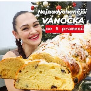 Viktorie Hrazdílková Instagram - Kdo už podle mě vánočku pekl loni? 😊👩‍🍳👨‍🍳

VÁNOČKA ZE 6 PRAMENŮ 👨‍🍳👩‍🍳❤️

🥨 500g hl. mouky
🥨 100g cukru
🥨 230g mléka
🥨 2 vejce
🥨 sáček sušeného droždí
🥨 citronová kůra
🥨 1ČL soli
🥨 100g másla
🥨 rozinky namočené v rumu
🥨 mandle
🥨 vejce na potření

Postup: Smíchej nejdříve teplé mléko (cca 30°C), vejce, cukr, sušené droždí a citronovou kůru. Poté tuto směs přidej k mouce smíchané s lžičkou soli. Nechej zpracovávat těsto (nejlépe v robotu) a po cca 10 minutách do těsta přidej povolené máslo. Zpracovávej dalších 10 min. Nakonec do těsta přidej rozinky (nebo jako já  brusinky) namočené v rumu a krátce zapracuj. Zpracované těsto přikryj potravinovou fólií a nechej kynout na teplém místě 1h. Vykynuté těsto rozděl na 6 stejných částí. Z každé části udělej placičku, splácni a zamotej jakoby do rohlíku. Poté "ušůlej" pramen. Následně postupuj dle videa. Upletenou vánočku lehce postříkej vodou (kynuté těsto nikdy nesmí oschnout!) a nechej ještě cca 30 min kynout. Následně potři vajíčkem, posypej mandlemi a dej péct do předem vyhřáté trouby na 200°C a jakmile vložíš vánočku, stáhni teplotu na 160°C a peč 30 min (bez otvírání) 👩‍🍳👨‍🍳❤️.

Baví tě mé recepty? Podpoř mou tvorbu ❤, sdílením a milým komentem 🥰.

Chceš mít mé rychlé FIT vánoční recepty přehledně a pohromadě 👉 objednej si mou VÁNOČNÍ kuchařku jen za 99 Kč na webu 𝗳𝗶𝘁𝘃𝗶𝗸𝗶.𝗰𝘇 👩‍🍳📖😋

Nutriční hodnoty 1ks =1/12 vánočky:
B: 7,9g
S: 42g
T: 9,5g
285 kcal

#vanocka #vanoce #xmadbread #vanockaze6pramenu #pletenivanocky #dnespecu #zdraverecepty #recepty #jidlo #jedlo #challahbread #xmas #christmas #sladkerecepty #foodblogger #cukrovi #vanocnicukrovi #videorecepty #sladke #foodlover #inspirace #motivace #protebe #healthyfood #dnesjim #dnesjem #foodblogger #foodlover #czechfitnessgirl #fitnesscz