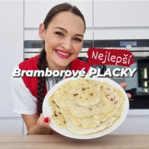 Viktorie Hrazdílková Instagram - Nejlepší bramborové placky neboli naše kyjovské patenty, lokše, laty... jak jim říkáš ty? 😋 Já toto jídlo naprosto miluju! ❤️

BRAMBOROVÉ PLACKY 👩‍🍳👨‍🍳❤️

🥔 500g uvařených brambor
🥔 150g polohrubé mouky
🥔 špetka soli
🥔 tuk na pomazání

Postup: Uvařené brambory nechej dokonale vychladnout, oloupej a nastrouhej na jemném struhadle. Nastrouhané brambory lehce osol a postupně přidávej 100g mouky a vytvoř těsto, které rozděl na 6 až 8 kousků (pokud děláš tyto placky poprvé, doporučuji si těsto rozdělit na 8ks a dělat menší placky). Na dobře pomoučené (zbylých 50g polohrubé mouky) pracovní desce jednotlivé kousky vyválej na poměrně tenké placky a ty poté opékej na suché pánvi (obracej do té doby, dokud se ti nezačnou tvořit tzv. puchýřky). Hotové placky potírej tukem a vychutnávej jak na sladko, tak i na slano 😋🤗❤️

Baví tě mé recepty?👩‍🍳 Podpoř mou tvorbu ❤, sdílením a milým komentem 🥰.

Chceš mít mé rychlé recepty přehledně a pohromadě 👉 objednej si mou NOVOU kuchařku jen za 169 Kč na webu 𝗳𝗶𝘁𝘃𝗶𝗸𝗶.𝗰𝘇 👩‍🍳📖😋 (ten kdo má mou první kuchařku získává na novou kuchařku slevu)

Nutriční hodnoty 1 placky (1/7): 
B: 3,6g
S: 28,9g
T: 0,4g
134 kcal

#laty #brambory #placky #lokse #laty #vecere #dnesvecerim #dnesvarim #kroj #morava #czechgirl #czechfitnessgirl #tortilla #rychlavecere #zdravavecere #dinner #foodhack #foodlover #zdravejidlo #hubnuti #rychlyrecept #dnesjim #dnesjem #healthyfood #jidlo #recept #rychlerecepty #inspirace #motivace #fitnesscz
