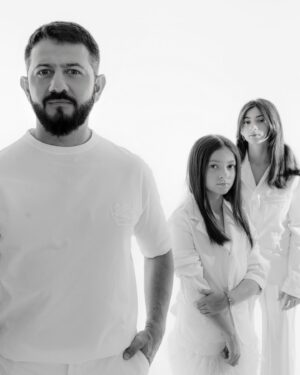 Viktoriya Galustyan Instagram - Так нас видит фотограф @Leoantonov 
Визажист @olesyazakour
Стилист @burger.dasha
@kenguru_official
@bosco_di_ciliegi