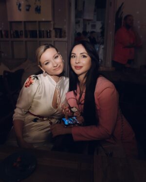 Viktoriya Galustyan Instagram - На днях отгуляли на вечеринке, в честь дня рождения @martakirr . Вечер был в стиле «а-ля рус». Все гости выдержали дресс-код и пришли в русских народных костюмах ) . Было очень весело и душевно. Спасибо Марта за этот прекрасный, тематический  праздник для друзей . Пусть все твои заветные желания сбудутся ❤️