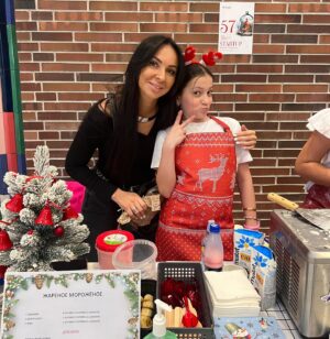 Viktoriya Galustyan Instagram - Ежегодная традиция школы - рождественская ярмарка . Где дети продают то, что сделали своими руками, а вырученные деньги идут на благотворительность . В этом году было также красиво, вкусно и интересно. Дети разных возрастов креативили как могли и получилось просто ВАУ . Элина и ее подруга Даша сделали старт ап - жареное мороженое . Было вкусно и совсем не холодно . Горжусь ! 👏