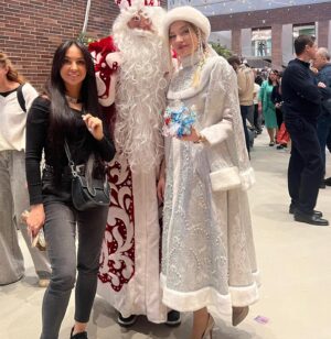 Viktoriya Galustyan Instagram - Ежегодная традиция школы - рождественская ярмарка . Где дети продают то, что сделали своими руками, а вырученные деньги идут на благотворительность . В этом году было также красиво, вкусно и интересно. Дети разных возрастов креативили как могли и получилось просто ВАУ . Элина и ее подруга Даша сделали старт ап - жареное мороженое . Было вкусно и совсем не холодно . Горжусь ! 👏