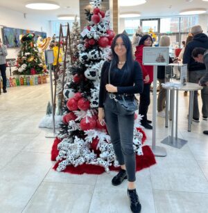 Viktoriya Galustyan Instagram - Ежегодная традиция школы - рождественская ярмарка . Где дети продают то, что сделали своими руками, а вырученные деньги идут на благотворительность . В этом году было также красиво, вкусно и интересно. Дети разных возрастов креативили как могли и получилось просто ВАУ . Элина и ее подруга Даша сделали старт ап - жареное мороженое . Было вкусно и совсем не холодно . Горжусь ! 👏
